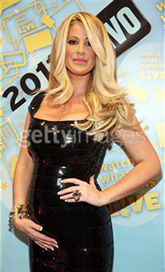 Illustration for article titled Kim Zolciak Shows Off Her Baby Bump